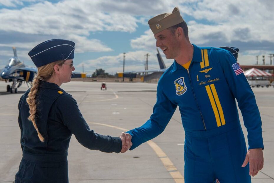 El Escuadrón de Demostración de Vuelo de la Marina de los Estados Unidos, los Blue Angels, dan la bienvenida al Escuadrón de Demostración Aérea de la Fuerza Aérea de los Estados Unidos, los Thunderbirds, a la Instalación Aérea Naval (NAF) El Centro. Los Blue Angels y los Thunderbirds realizarán un intercambio de entrenamiento conjunto a bordo de NAF El Centro, del 23 de febrero al 3 de marzo, para intercambiar las mejores prácticas y desarrollar la interoperabilidad del equipo en preparación para la temporada de espectáculos de 2023. (Foto de la Marina de los EE.UU. por el Especialista en Comunicación de Masas de 1ª Clase Cody Deccio)