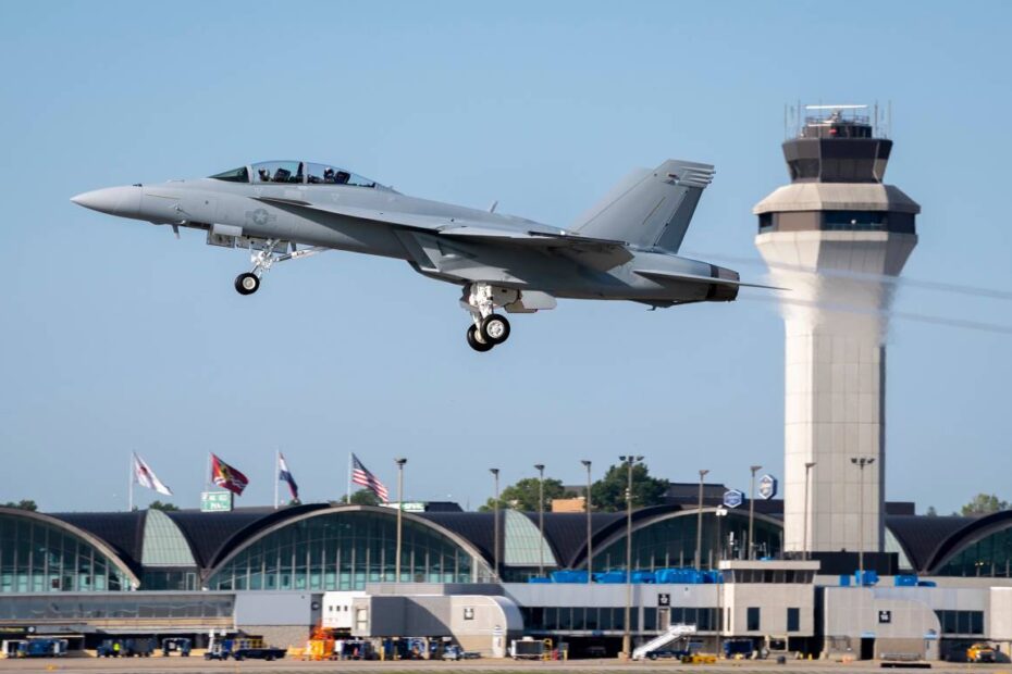 Un F/A-18 Super Hornet fabricado por Boeing despega del aeropuerto internacional Lambert de San Luis. Boeing seguirá entregando nuevos Super Hornets Block III a la Armada hasta 2025. (Foto de Boeing)