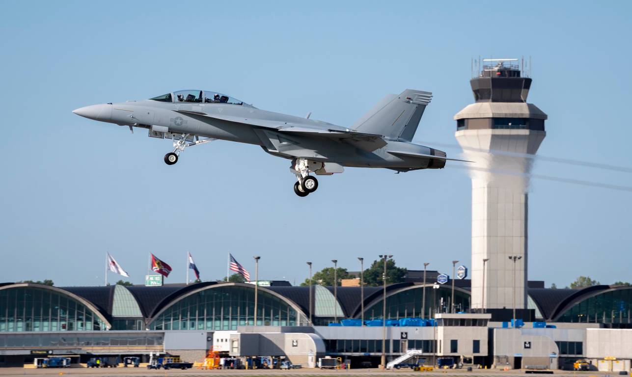 Un F/A-18 Super Hornet fabricado por Boeing despega del aeropuerto internacional Lambert de San Luis. Boeing seguirá entregando nuevos Super Hornets Block III a la Armada hasta 2025. (Foto de Boeing)