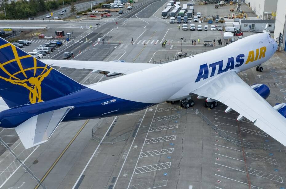 Boeing y Atlas Air Worldwide [Nasdaq: AAWW] se unieron a miles de personas -entre ellas empleados actuales y antiguos, así como clientes y proveedores- para celebrar la entrega del último 747 a Atlas, que pone fin a más de medio siglo de producción. ©Boeing