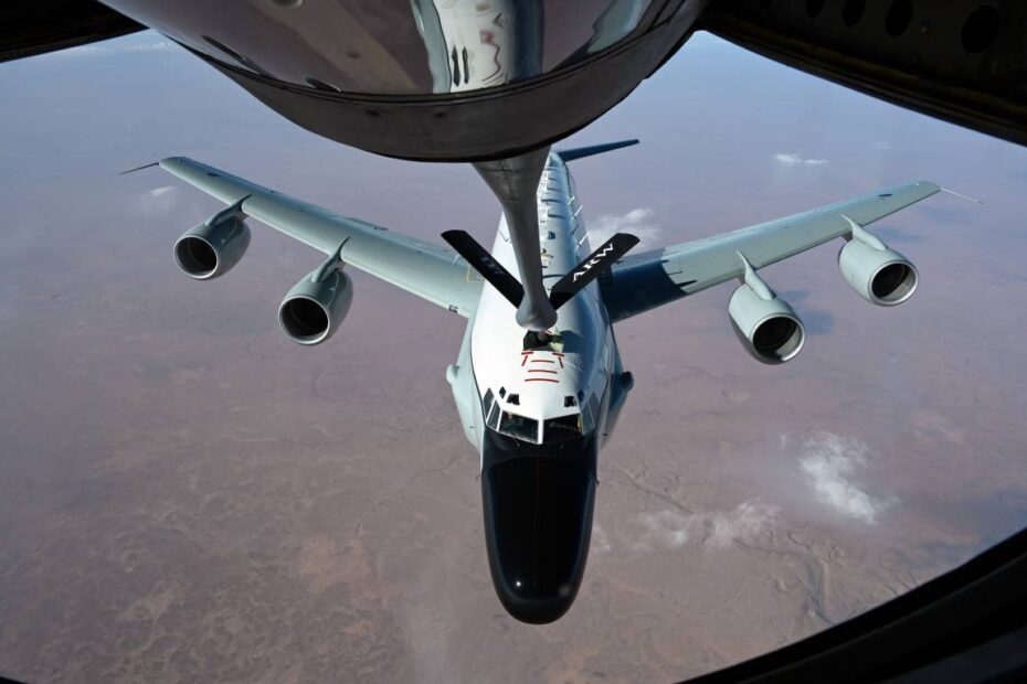 Un RC-135 Rivet Joint de la Real Fuerza Aérea ha sido reabastecido por un KC-135 Stratotanker de la Fuerza Aérea de los Estados Unidos en operaciones recientes. ©RAF