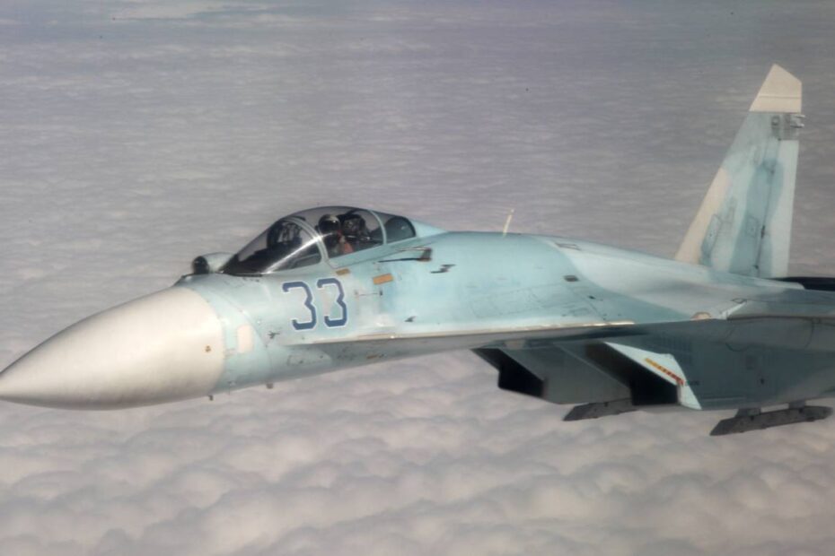 Un caza ruso Su-27 sobrevuela un cúmulo de nubes. ©Fuerzas Armadas Canadienses