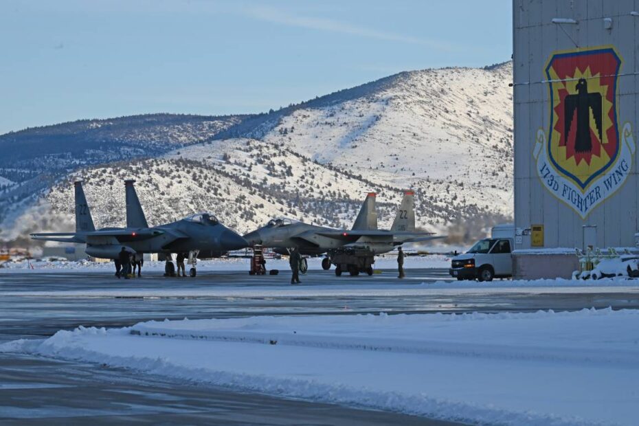 F-15 Eagles de la Fuerza Aérea de EE.UU. procedentes de la Base Aérea de Kadena, Japón, aterrizan en Kingsley Field en Klamath Falls, Oregón, el 2 de diciembre de 2022, donde serán inspeccionados y reparados antes de ser transferidos a sus unidades de destino o retirados al "Boneyard". Kingsley Field fue seleccionado como centro de recepción de los aviones después de que la Fuerza Aérea anunciara que los Kadena Eagles serían sustituidos por una fuerza rotatoria de cazas. (Foto de la Guardia Nacional Aérea de EE.UU. por la sargento mayor Jennifer Shirar)