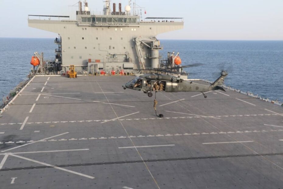 Miembros de las Fuerzas Armadas de los Emiratos Árabes Unidos salen de un UH-60M Black Hawk durante las calificaciones de aterrizaje en cubierta a bordo de la base marítima expedicionaria USS Lewis B. Puller (ESB 3) en el Golfo Arábigo,el 22 de febrero de 2023. Puller está desplegado en la zona de operaciones de la 5ª Flota de EE.UU. para ayudar a garantizar la seguridad marítima y la estabilidad en la región de Oriente Medio. Fotografía del CENTCOM por Christopher Parandhamaia