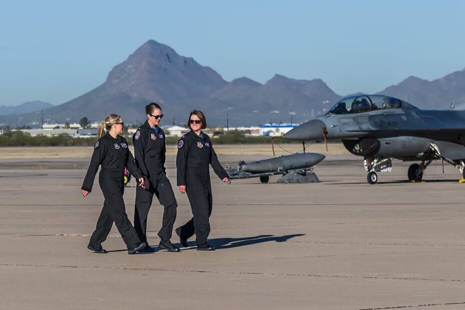 La capitán Aimee Fiedler, comandante del equipo de demostración del F-16 Viper, Base Shaw de la Fuerza Aérea, Sumter, SC, la general Kristin Wolfe, comandante del equipo de demostración del F-35A Lightning II, Ala 388 de Cazas, Hill AFB, Utah, y la capitán Lindsay Johnson, comandante del equipo de demostración del A-10C Thunderbolt II, Davis-Monthan AFB, Arizona, recorren la línea de vuelo durante el curso de entrenamiento de vuelo Heritage 2023 en Davis-Monthan AFB. El HFTC prepara a los miembros del equipo de demostración para su próxima temporada de exhibiciones aéreas (Fotografía cortesía de Larry Grace).