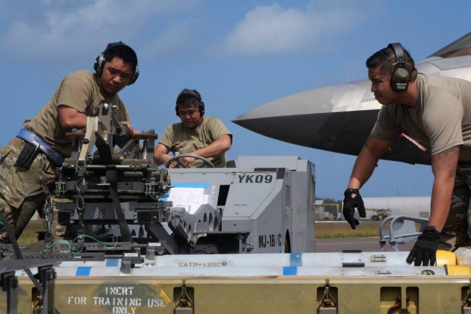 Un equipo de armamento de la Guardia Nacional Aérea de Hawái del 154º Escuadrón de Mantenimiento de Aeronaves arma un F-22 Raptor con munición inerte en las instalaciones del Polígono de Misiles del Pacífico, Barking Sands, Hawái, 8 de marzo de 2023. Foto de la ANG por el Sargento Juan Linzmeier