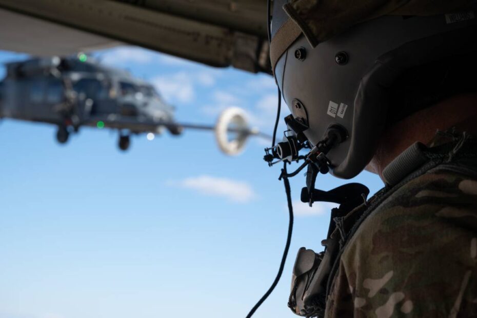 El Sargento Mayor de la Fuerza Aérea de los Estados Unidos David Williams, Jefe de Carga asignado al 102º Escuadrón de Rescate de la Guardia Nacional Aérea de Nueva York, observa cómo un HH-60G Pave Hawk asignado al 101º Escuadrón de Rescate de la Guardia Nacional Aérea de Nueva York realiza un reabastecimiento en vuelo durante Red Flag-Nellis 23-2 en la Base Aérea de Nellis, Nevada, el 16 de marzo de 2023. El 101º RQS y el 102º RQS son dos de las 21 unidades de todas las fuerzas de funciones básicas de la coalición que participan en Red Flag 23-2. (Foto de la Fuerza Aérea de EE.UU. por el aviador de primera clase Jordan McCoy)