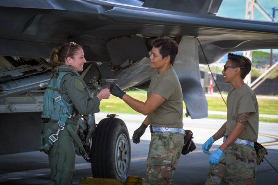 La Capitana de la Fuerza Aérea de EE.UU. Nichole Bahlman, piloto del 199º Escuadrón de Cazas F-22 Raptor, es saludada por sus jefas de tripulación antes del despegue durante una misión de entrenamiento rutinaria en la Base Conjunta Pearl Harbor-Hickam, Hawái, 16 de marzo de 2023. La capitán Bahlman es la primera mujer piloto de caza de la Guardia Nacional Aérea de Hawai. (Foto de la Guardia Nacional Aérea de EE.UU. por la sargento mayor Mysti Bicoy)