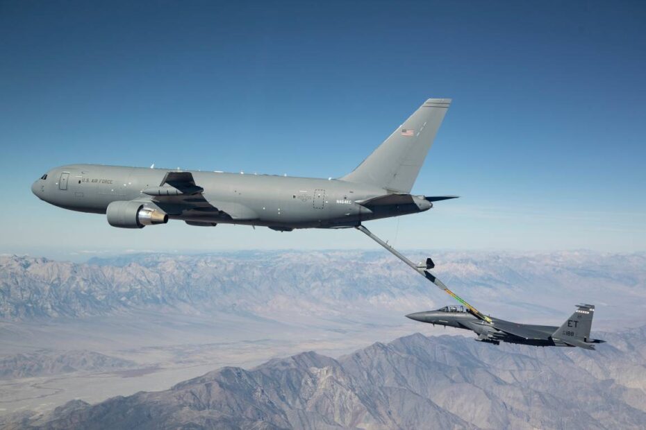 En la imagen repostando un F-15, el KC-46A de Boeing mejorará aún más sus capacidades de comunicaciones avanzadas mediante un contrato de actualización del Bloque 1 adjudicado por la Fuerza Aérea de EE.UU. (Crédito de la foto: John Parker, Boeing)