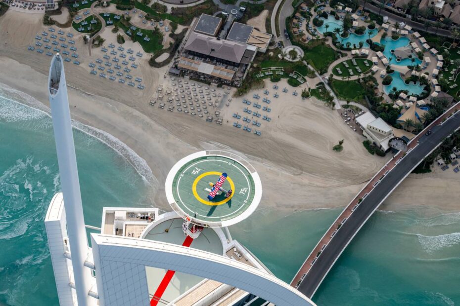 El polaco Luke Czepiela aterriza como primera persona de la historia un avión (un CubCrafters Carbon Cub UL) en el helipuerto del hotel Burj al Arab de Dubai (Emiratos Árabes Unidos) el 14 de marzo de 2023. ©RedBull