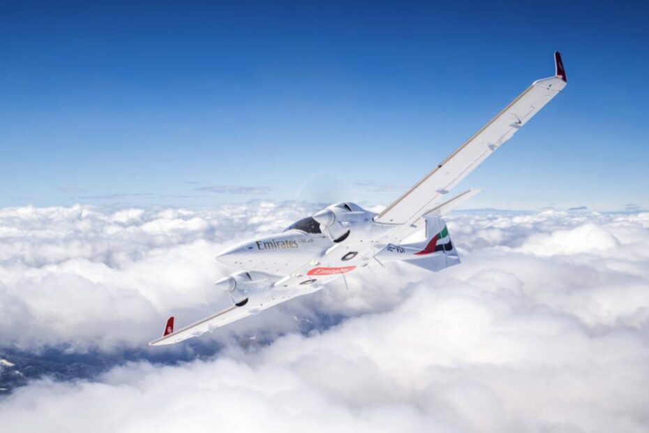 Emirates Flight Training Academy ha realizado un pedido de tres aviones DA42-V y su correspondiente simulador de vuelo a Diamond Aircraft. Derechos de autor de la imagen Diamond Aircraft