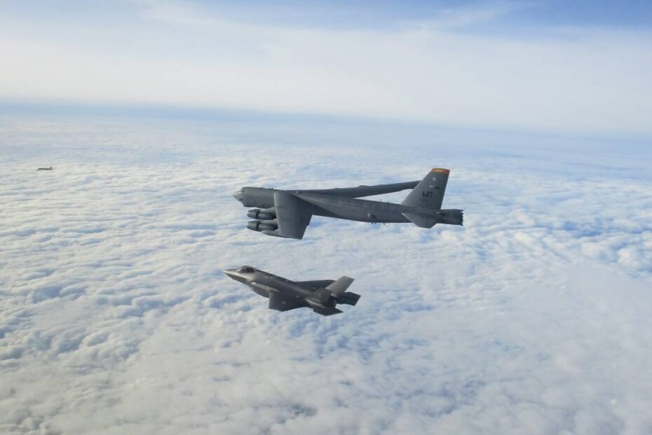 F-35 durante un entrenamiento con un bombardero estadounidense B-52. ©Real Fuerza Aérea de los Países Bajos