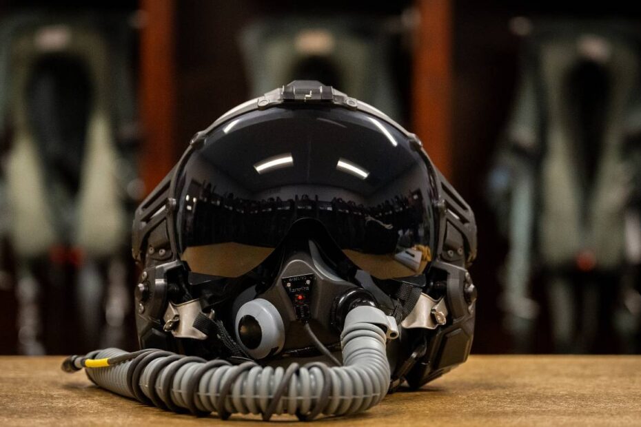 El casco de ala fija de nueva generación de la USAF está listo para una nueva prueba en la base aérea de Eglin, Florida. Los ingenieros del 46º Escuadrón de Pruebas han comenzado las pruebas de desarrollo del NGFWH con pilotos de F-22 Raptor mientras los aviones están estacionados en Eglin. Estas pruebas marcan la segunda ronda de pruebas de desarrollo desde que la Fuerza Aérea anunciaron el nuevo casco fabricado por el LIFT el año pasado. (Foto de la USAF./Samuel King Jr.)