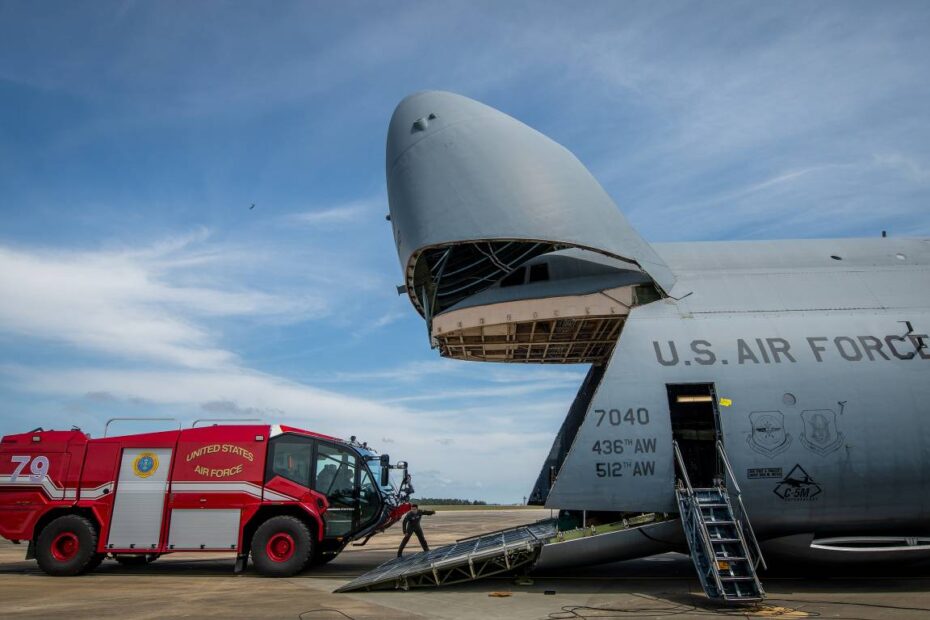 Un camión de bomberos P-23 rueda hacia un C-5M Super Galaxy para ser cargado el 5 de abril en la Base Aérea de Eglin, Florida. El camión de 39 pies de largo, 12 pies de alto y 10 pies de ancho cabía fácilmente en la panza del avión más grande de la Fuerza Aérea. El avión del 436º Ala de Transporte Aéreo voló a Eglin para impartir formación sobre carga pesada a los porteadores aéreos y cargadores de las Fuerzas Aéreas y el Ejército. Se cargaron, aseguraron y descargaron más de 150.000 libras de equipo en sólo unas horas. (Foto de las Fuerzas Aéreas de EE.UU./Samuel King Jr.)