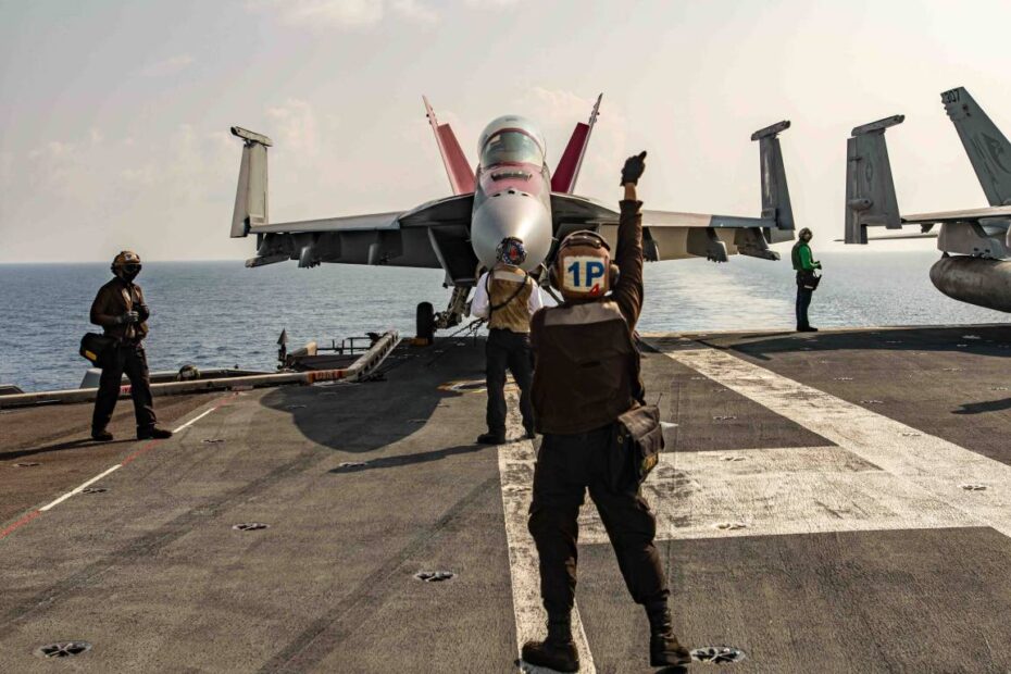 U.S. Navy Capt. Craig Sicola, oficial al mando del portaaviones USS Nimitz (CVN 68), asiento delantero, y Cmdr. Luke Edwards, oficial al mando de los "Fighting Redcocks" del Strike Fighter Squadron (VFA) 22, se preparan para las operaciones de vuelo en un F/A-18F Super Hornet del VFA-22 en la cubierta de vuelo. Nimitz en la 7ª Flota de EE.UU. realizando operaciones rutinarias. La 7ª Flota es la flota más grande de la Armada de los EE.UU. desplegada actualmente, y rutinariamente interactúa y opera con los aliados y socios en la preservación de una región Indo-Pacífica libre y abierta. Foto de la Marina de los EE.UU. por el Especialista en Comunicación de Masas de 3ª Clase Carson Croom