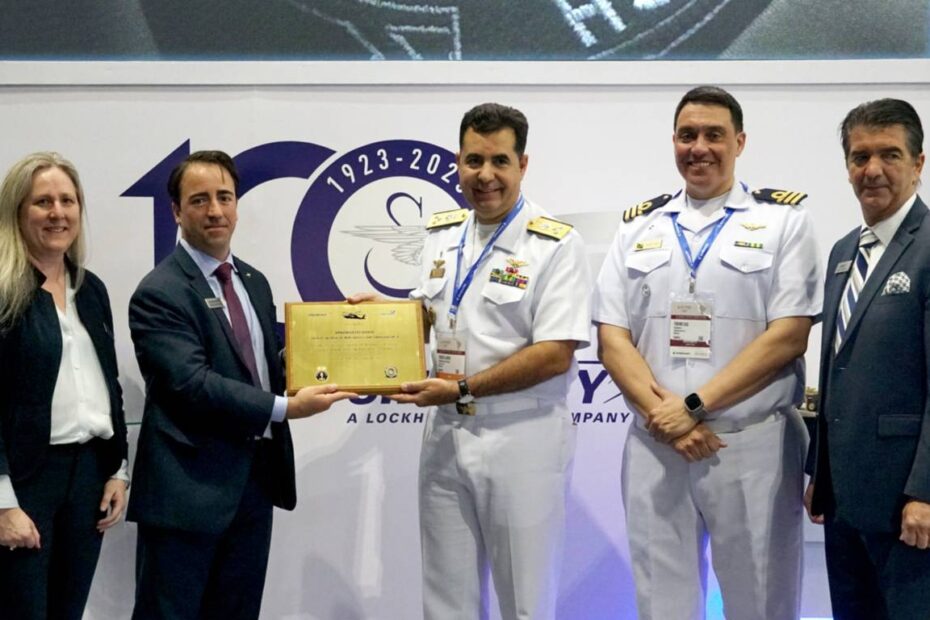 Los ejecutivos de Sikorsky Dina Halvorsen, Felipe Benvegnu y Adam Schierholz junto a representantes de las Fuerzas Armadas brasileñas durante LAAD 2023, el 12 de abril. Sikorsky, una empresa de Lockheed Martin, celebra este año su centenario. (Foto: Lockheed Martin)