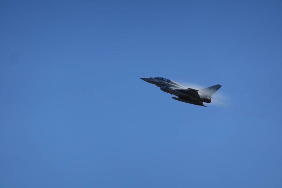 Aviones Eurofighter Typhoon F-2000 de la Fuerza Aérea Italiana realizaron el primer enfrentamiento aire-aire con fuego real durante la serie de ejercicios Formidable Shield mientras volaban en el campo de tiro Hebrides del Ministerio de Defensa del Reino Unido (MOD) operado por QinetiQ, en Escocia, Reino Unido, el 12 de mayo de 2023. Armada de EE.UU.