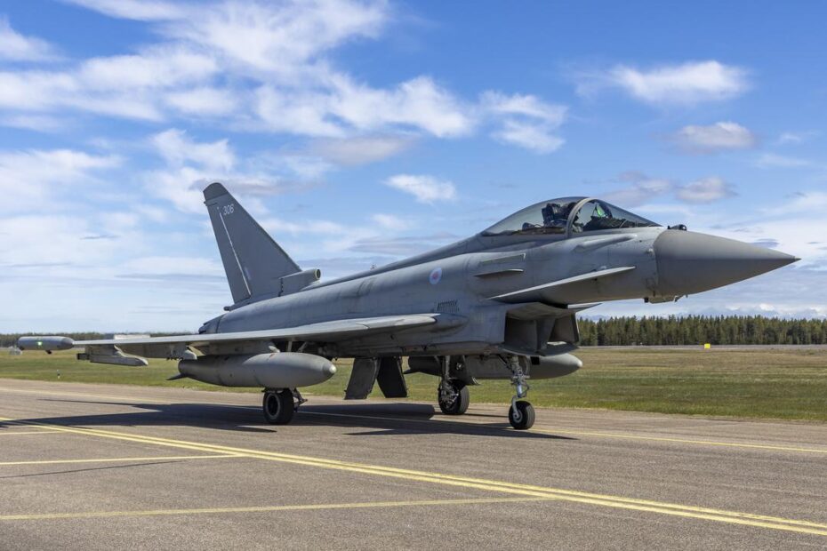 Los Typhoons de la RAF, un Voyager y un equipo de especialistas en misiles tierra-aire se han desplegado en Suecia para un gran ejercicio ártico que abarca Suecia, Finlandia y Noruega con 150 aviones de 14 naciones diferentes. ©RAF