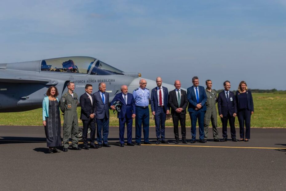 Al acto asistieron autoridades civiles y militares, así como representantes de diversos sectores de la sociedad brasileña. El Presidente de Brasil, Luiz Inácio Lula da Silva, participó en la ceremonia, junto con el Ministro de Defensa, José Mucio Monteiro Filho y el Comandante de la Fuerza Aérea Brasileña, General de la Fuerza Aérea Marcelo Kanitz Damasceno, el Ministro de Defensa Civil de Suecia, Carl-Oskar Bohlin, el CEO de Saab Micael Johansson entre otros. ©Saab