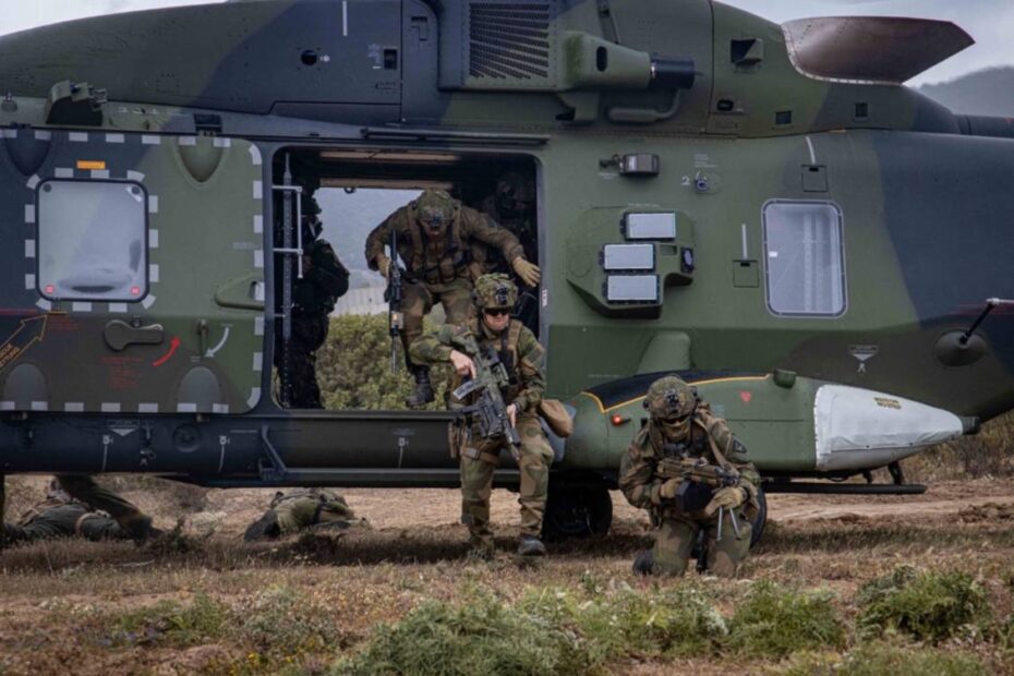 Durante el ejercicio Noble Jump 23, soldados noruegos salen del helicóptero de transporte alemán NH-90 después de aterrizar e inmediatamente se ponen a salvo. - Foto de la OTAN por el cabo (OR-4) Martin Glinker, DEU-A