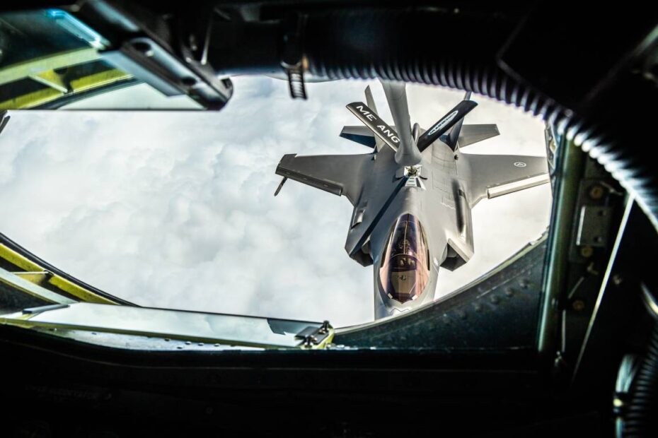 Un F-35 Lightning II noruego recibe combustible de un KC-135 Stratotanker de MAINEiac sobre el Círculo Polar Ártico, 29 de mayo de 2023. Las tripulaciones participan en el Arctic Challenge Exercise 2023, un ejercicio de vuelo en directo que sirve para impulsar las iniciativas de seguridad ártica y mejorar la interoperabilidad en una región cada vez más dinámica y disputada. Foto de la ANG por el sargento mayor Andrew Sinclair