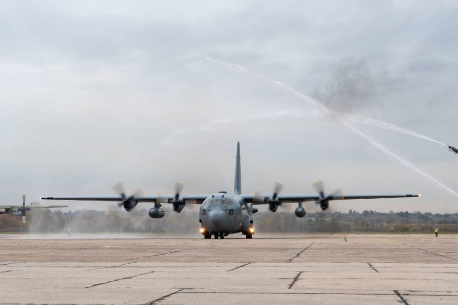 Un C-130H aterriza en la Base Aérea I Brigada El Palomar, Argentina, el 6 de junio de 2023. La aeronave ha sido alquilada a la Fuerza Aérea de los Estados Unidos y, a través del Programa de Asociación Estatal, aviadores de la Guardia Nacional Aérea de Georgia entrenarán a la fuerza aérea argentina en la aeronave. Foto: Cortesía