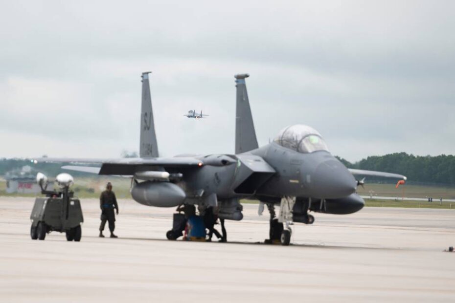 Un F-15 Eagle de la Guardia Nacional Aérea de Carolina del Norte despega de la base de la Guardia Nacional Aérea de Pease, New Hampshire, el 14 de junio de 2023. Las tripulaciones se entrenaron durante dos semanas en ataques de superficie y reabastecimiento en vuelo. Foto de la ANG por la Tech Sgt. Victoria Nelson