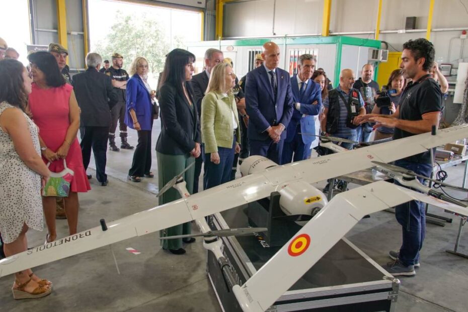 La secretaria de Estado de Defensa asiste a una exhibición de vehículos no tripulados para dotar a la Unidad de Drones de la UME ©MdDE