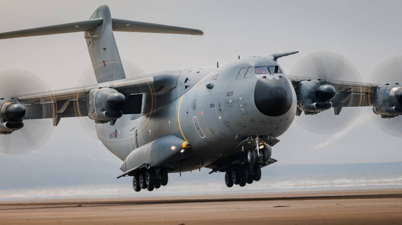 Un Atlas A400M ha estado realizando prácticas de desembarco en la playa de Pembrey Sands, al oeste de Gales. ©RAF