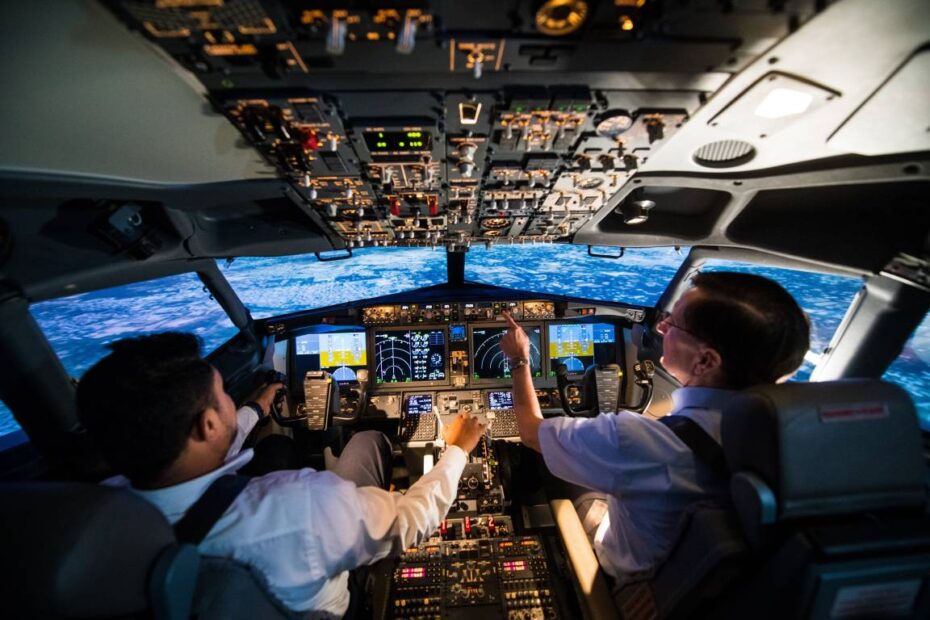 Un instructor repasa con los pilotos el plan de formación y evaluación basado en competencias durante una sesión de formación en un simulador de vuelo completo Boeing 737. (Foto: Boeing)
