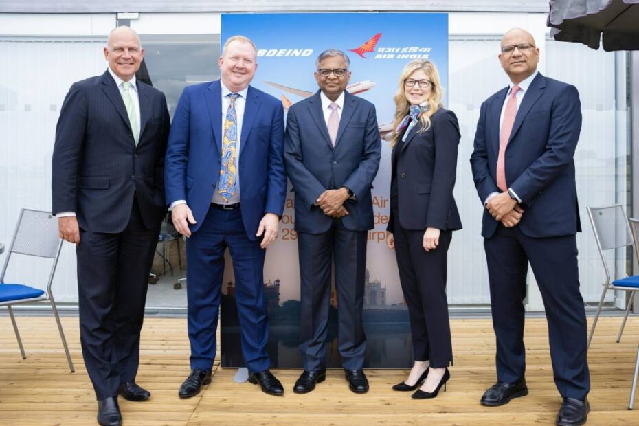 De izquierda a derecha: Campbell Wilson, director ejecutivo y director general de Air India; Stan Deal, presidente y director ejecutivo de Boeing Commercial Airplanes; N. Chandrasekaran, presidente de Tata Sons y Air India; Stephanie Pope, presidenta y directora ejecutiva de Boeing Global Services; Nipun Aggarwal, director comercial y de transformación, Air India (Foto: Boeing)