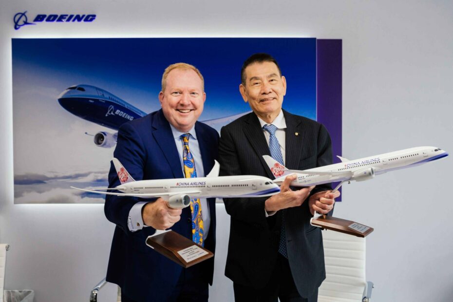 Stan Deal, Presidente y Consejero Delegado de Boeing Commercial Airplanes, y Su-Chien Hsieh, Presidente de China Airlines, firmando hoy el pedido de ocho 787-9 Dreamliners en el Salón Aeronáutico de París 2023. (Foto: Boeing)