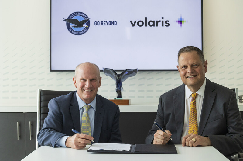 Rick Deurloo (izquierda), presidente de Motores Comerciales de Pratt & Whitney, y Enrique Beltranena, fundador y CEO de Volaris, firman un acuerdo para que los motores GTF propulsen 64 aviones A321neo adicionales. Pratt & Whitney también proporcionará a Volaris el mantenimiento de los motores a través de un acuerdo a largo plazo de mantenimiento EngineWise®. ©Pratt & Whitney