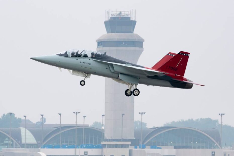 Boeing y las Fuerzas Aéreas de EE.UU. han completado hoy el vuelo inaugural del primer T-7A Red Hawk del servicio, marcando el inicio de la fase de desarrollo de ingeniería y fabricación (EMD) del programa. (Foto: Boeing)