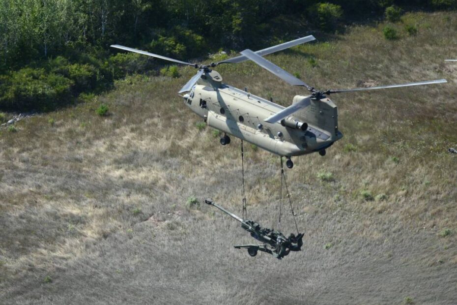 Un CH-47F del Ejército de EE.UU. realiza una carga de eslingas durante un ejercicio de entrenamiento. (Foto de Fred Troilo)