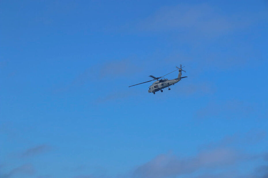 Un helicóptero MH-60R 'Romeo' del HMAS Brisbane lleva a cabo operaciones de búsqueda y rescate en las proximidades de la isla Lindeman, Queensland, 29 de julio de 2023. Tras el impacto de un helicóptero MRH-90 Taipan del ejército australiano en aguas cercanas a la isla Lindeman en la noche del 28 de julio de 2023, durante el ejercicio Talisman Sabre 23, se está llevando a cabo una operación de búsqueda y rescate multinacional y multiinstitucional. Foto del Ministerio de Defensa de Australia por annah Linsley