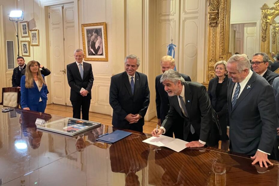 El ministro Filmus firma los Acuerdos de Artemis, mientras el administrador Nelson, el presidente Fernández y el embajador Stanley observan. Credito: NASA