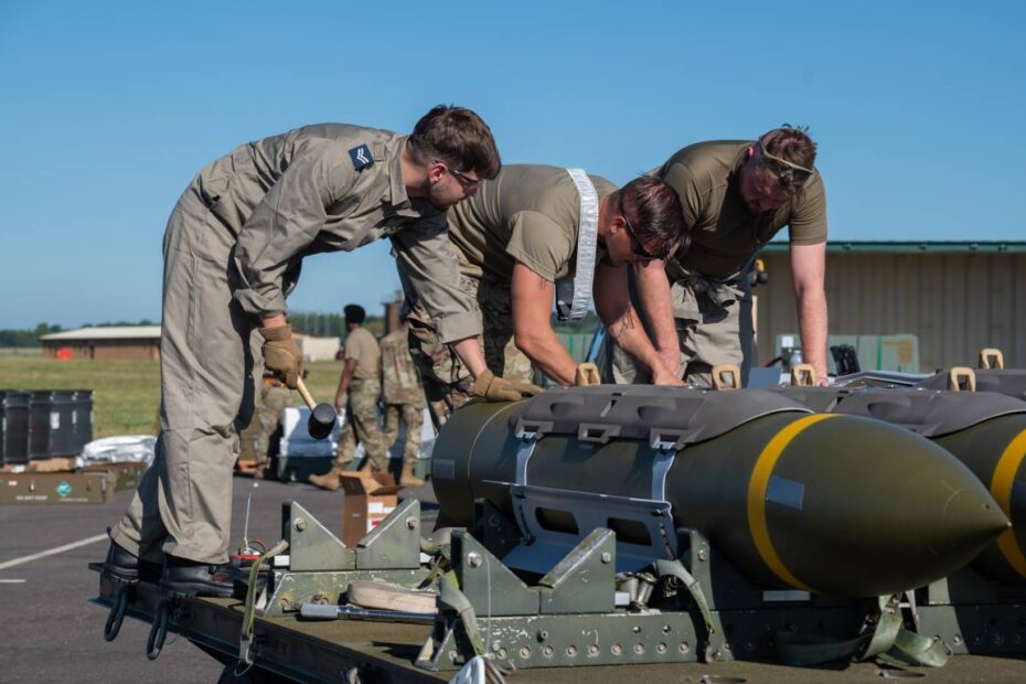 Los especialistas en armamento de la Real Fuerza Aérea se han puesto a prueba junto a sus homólogos de la Fuerza Aérea de Estados Unidos (USAF) en el ejercicio anual de producción de munición de combate. ©RAF