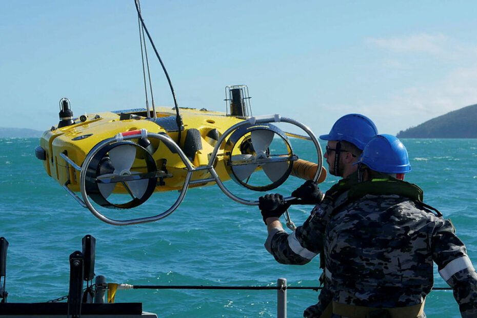 Marineros de la Marina Real Australiana del HMAS Huon llevan a cabo operaciones de búsqueda en las proximidades de la isla de Lindeman, Queensland, 30 de julio de 2023. El HMAS Huon es un cazaminas costero de la clase Huon, con capacidades de sensores submarinos, detección por sonar, buceo de desminado y vehículos operados por control remoto. ©Defensa Australia