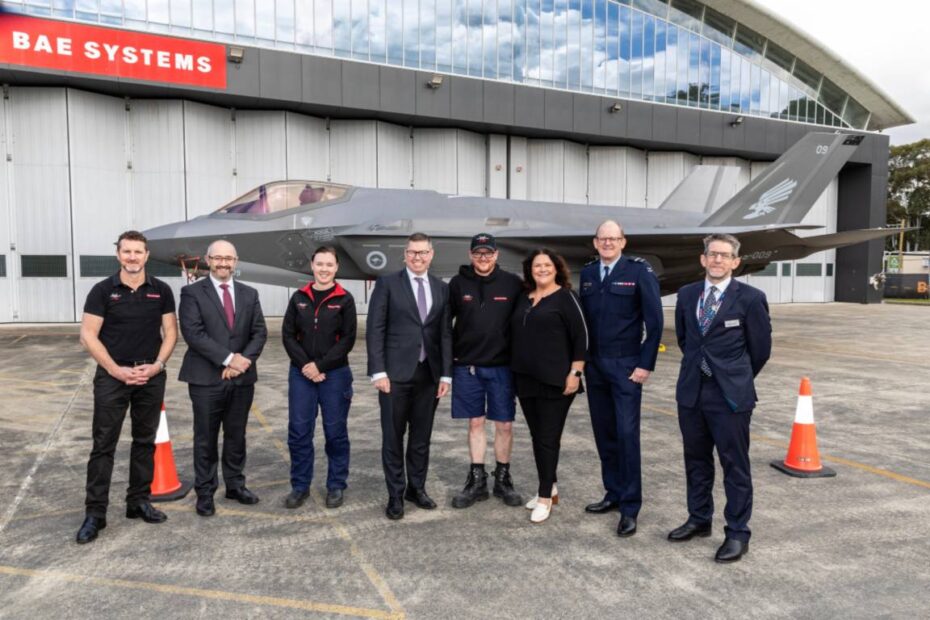 El Ministro de Industria de Defensa, el Honorable Pat Conroy MP, se reúne con personal de BAE Systems, Australia en la Base de la Real Fuerza Aérea Australiana Williamtown, Nueva Gales del Sur. Fotógrafo: CPL Dan Pinhorn. Imagén: ©Ministerio de Defensa de Australia