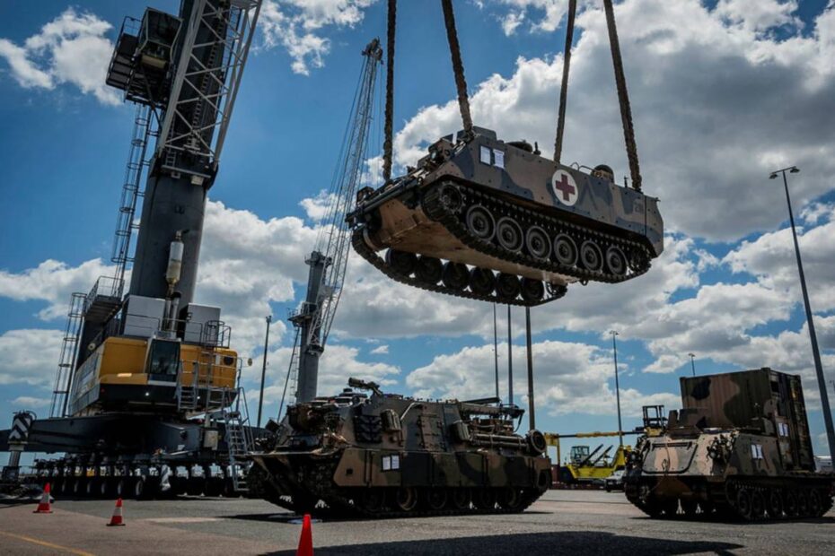 Una ambulancia M113 AS4 del ejército australiano es cargada en el USAV SSGT. Robert T. Kuroda en el puerto de Darwin, NT, antes de zarpar hacia Indonesia para el ejercicio Super Garuda Shield 23. ©Defensa Australia