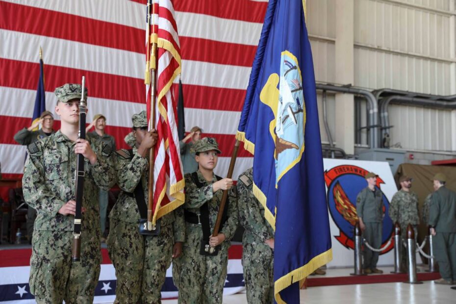 El último escuadrón de helicópteros de la Armada dedicado a la guerra especial, los "Firehawks'' de la Reserva Naval del Escuadrón de Helicópteros de Combate Marítimo (HSC) 85, celebró una ceremonia de desactivación en el hangar del escuadrón, el 30 de junio. ©Armada de los Estados Unidos