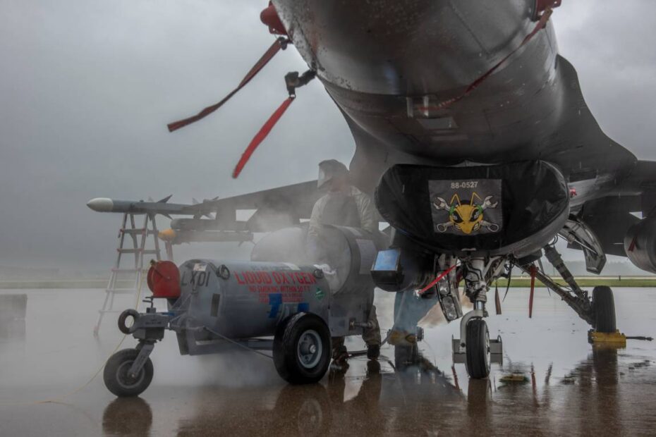 El sargento Logan Hillesheim, jefe de tripulación asignado al 180º Ala de Caza de la Guardia Nacional de Ohio, utiliza una bomba de oxígeno líquido durante las inclemencias del tiempo mientras participa en el ejercicio Northern Lightning en Volk Field en Camp Douglas, Wisconsin, el 14 de agosto de 2023. Northern Lightning es un ejercicio de entrenamiento conjunto, que hace hincapié en los objetivos definidos por el usuario, lo que resulta en un entrenamiento a medida, basado en escenarios, de espectro completo y de alto nivel. (Foto de la Guardia Nacional Aérea de EE.UU. por la piloto de primera clase Sarah Stalder Lundgren)