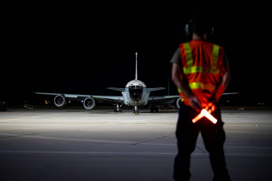 Una junta de remache RC-135 de la Fuerza Aérea de los Estados Unidos asignada al Escuadrón de Reconocimiento Expedicionario 763rd, taxis en la línea de vuelo durante la Operación Agile Spartan en la Actividad de Apoyo Naval de la Bahía de Souda, Grecia, 20 de agosto de 2023. El ejercicio a gran escala reforzó el compromiso de los Estados Unidos a sus socios regionales en todo el Medio Oriente mediante el desarrollo y mantenimiento de misiones de manera impredecible, respondiendo rápidamente a las necesidades de los comandantes conjuntos y de coalición. La operación multinacional de un mes de duración demostró la interoperabilidad entre socios regionales, mejores capacidades de respuesta y mayor seguridad en toda la región. (Foto de la Fuerza Aérea de EE.UU. por el aviador senior Leon Redfern)