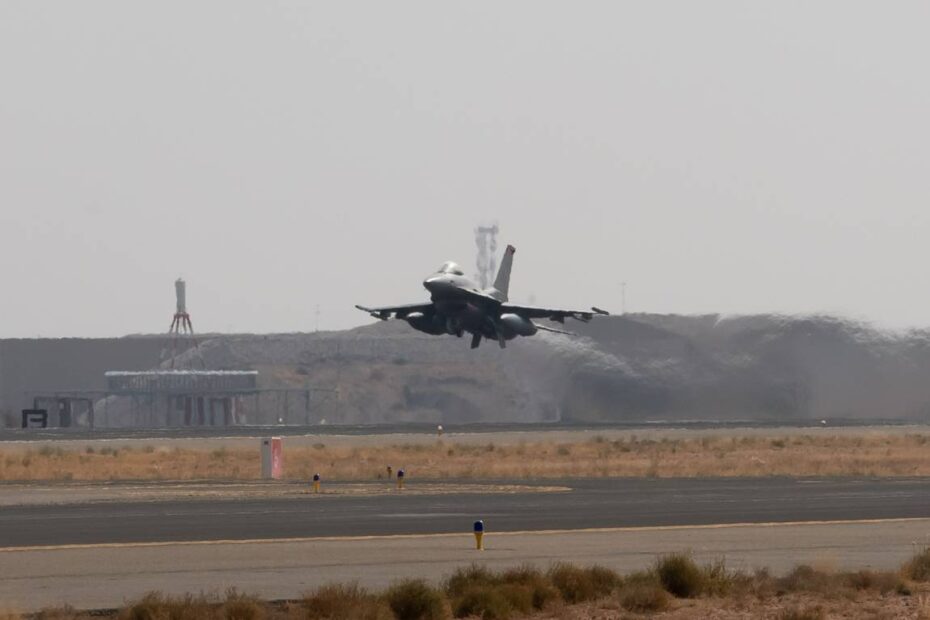 Un F-16 Fighting Falcon de la Fuerza Aérea de EE.UU. asignado al 125º Escuadrón Expedicionario de Cazas levanta el vuelo durante la operación Agile Spartan 23.2, Arabia Saudí, 20 de agosto de 2023. Agile Spartan 23.2 es una operación multinacional destinada a reforzar la interoperabilidad, mejorar la capacidad de respuesta y promover las iniciativas de cooperación en materia de seguridad en toda la zona de responsabilidad del Mando Central de los Estados Unidos. (Foto de la Fuerza Aérea de EE.UU. por el sargento técnico Alexander Frank)