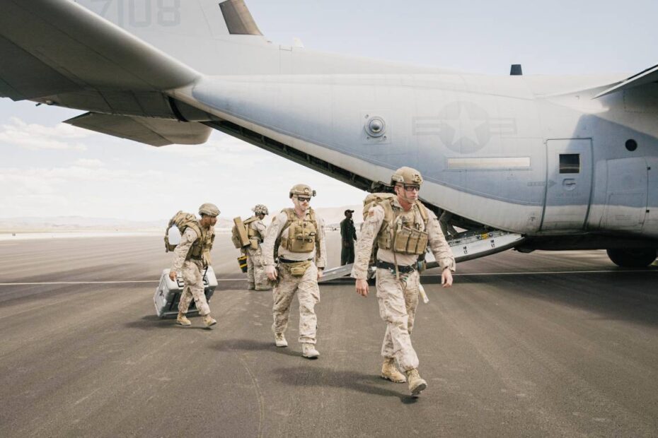 Los marines estadounidenses asignados a la 15.ª Unidad Expedicionaria de los Infantes de Marina llegan al aeropuerto de Reno-Stead, Nevada, en un KC-130J Super Hercules adjunto al Marine Aerial Refueler Transport 352, Marine Aircraft Group 11, 3.ª ala de avión marino, para realizar una salida asistida militar simulada. durante el ejercicio de Entrenamiento Urbano Realista, 24 de agosto de 2023. Durante el escenario, la MEU de 15th llevó a cabo una misión para coordinar con un consulado de los Estados Unidos hasta que la situación requirió una evacuación del personal del consulado y de los ciudadanos estadounidenses del área. RUT es un ejercicio previo al despliegue terrestre que mejora la integración y la capacidad colectiva de la Fuerza de Tarea Marina Aire-Tierra al tiempo que brinda a la 15.ª MEU la oportunidad de entrenar y ejecutar operaciones en un entorno urbano. ©US Marines