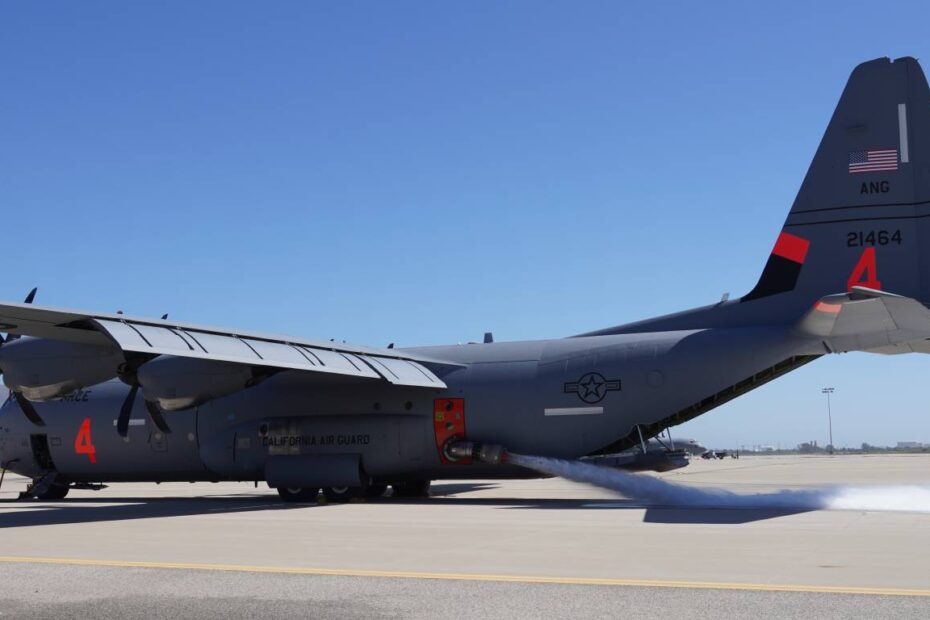 Los aviadores de la Guardia Nacional Aérea de EE. UU. con el Ala de Transporte Aéreo 146th prueban la funcionalidad de una unidad del Sistema Modular Aerotransportado de Lucha contra Incendios cargada dentro de la bahía de carga de un avión C-130J en la Estación de la Guardia Nacional Aérea de las Islas del Canal, Port Hueneme, California, 29 de agosto de 2023. La 146.a Ala de Transporte Aéreo ha sido convocada para ayudar al Servicio Forestal de EE. UU. a combatir incendios forestales en todo Estados Unidos. Foto de la ANG por: Sargento. Michelle Ulber