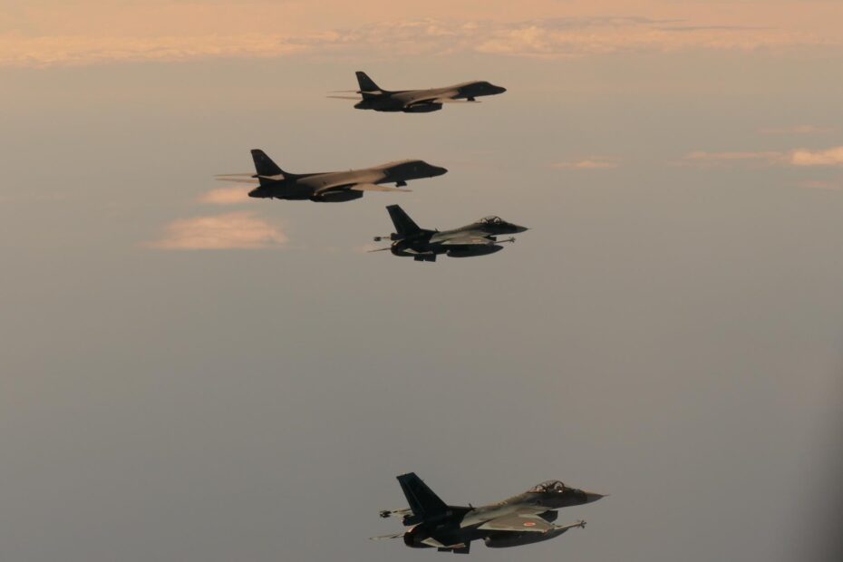 Dos bombarderos B-1 Lancer de la Fuerza Aérea de EE.UU. se integran con aviones de combate de la Fuerza de Autodefensa Aérea de Japón para un ejercicio bilateral de bombardeo sobre el Mar de Japón, 30 de agosto de 2023. ©USAF