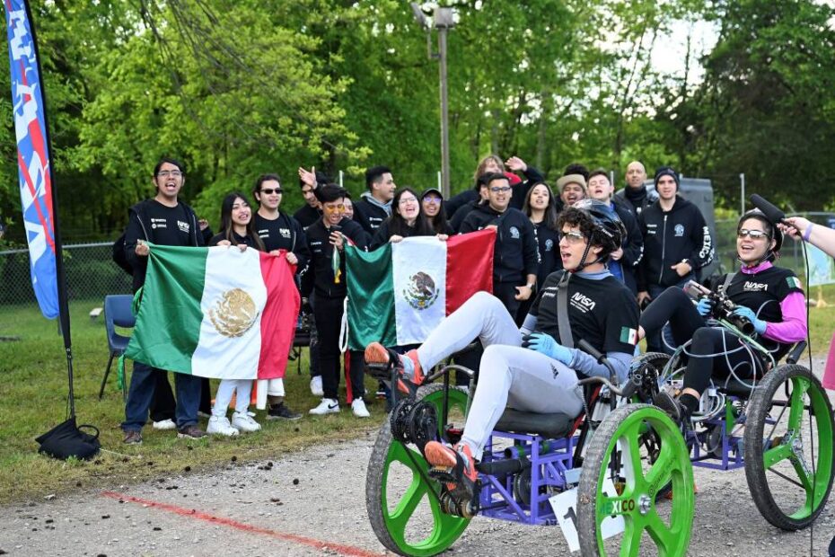 Estudiantes del Tecnológico de Monterrey, Cuernavaca, México, animan a sus compañeros durante la competición 2023. La NASA acepta propuestas para la temporada 2024 hasta el 21 de septiembre de 2023. Crédito: NASA