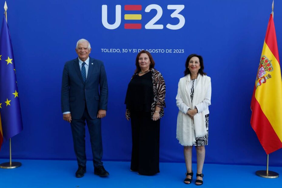 La ministra Robles junto a Josep Borrell, alto representante de la Unión para Asuntos Exteriores y Política de Seguridad, recibe a los jefes de las delegaciones europeas en Toledo. ©Ministerio de Defensa de España